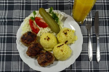 Ana yemek olarak pirzola..