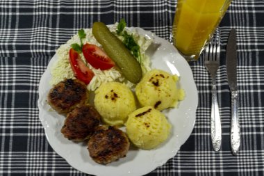 Ana yemek olarak pirzola..