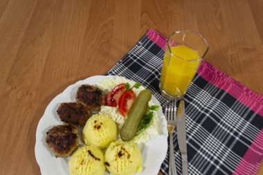 Ana yemek olarak pirzola..