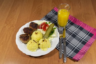 Ana yemek olarak pirzola..