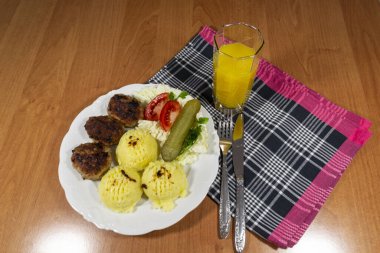 Ana yemek olarak pirzola..