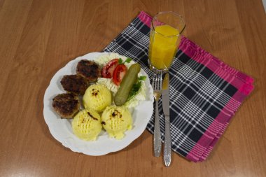 Ana yemek olarak pirzola..