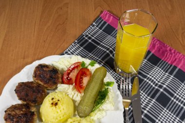 Ana yemek olarak pirzola..