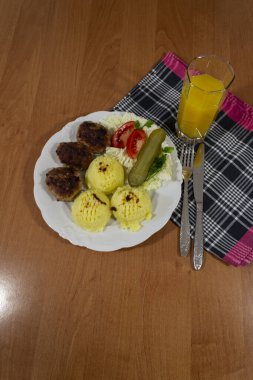 Ana yemek olarak pirzola..