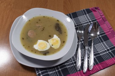 Polonya geleneksel mutfağı - yumurta ve beyaz sosisli beyaz ekşi çorba.