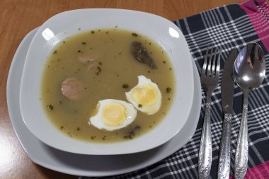 Polonya geleneksel mutfağı - yumurta ve beyaz sosisli beyaz ekşi çorba.