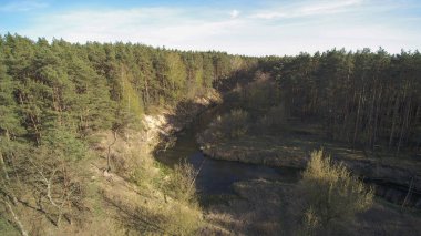 Orta Polonya 'da Grabia Nehri akıyor.