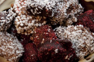 Çikolata atölyesi. Ev yapımı çikolata. Çikolata sepetinde ev yapımı şeker. Çikolata sanat geçmişi. Güzel hayat. Bayram kutlaması. Şekerci. Şekerlemeler ve malzemeler. Evde yemek yapmak.