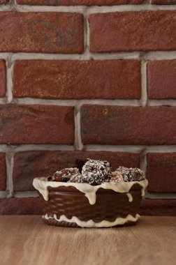 Fındıklı mantar ve badem ezmesi. Şekerci. Şekerlemeler ve malzemeler. Ev yapımı çikolata. Sütlü çikolata sepetinde ev yapımı çikolatalı şekerler. Çikolata sanat figürü. tatlı yemek ve kalori. Boşluğu kopyala