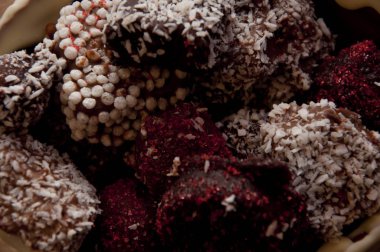 Bayram kutlaması. Şekerci. Şekerlemeler ve malzemeler. Evde yemek pişirmek. Çikolata atölyesi. Ev yapımı çikolata. Çikolata sepetinde ev yapımı şeker. Çikolata sanat figürü. Tatlı hayat.