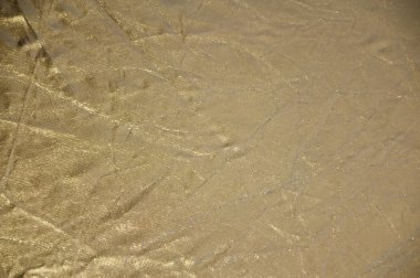 Işık yansımalı altın folyo arka plan. Altın arka plan. kopyalama alanı. Altın buruşuk arka plan. Metal, paslanmaz çelik arkaplanda yansıma var. Altın cilalı metal, çelik desenli