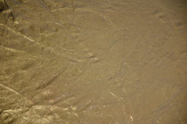 Altın arka plan. kopyalama alanı. Altın buruşuk arka plan. Metal, paslanmaz çelik arkaplanda yansıma var. Altın cilalı metal, çelik desenli. Işık yansımalı altın folyo arka plan