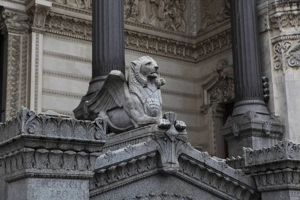 Löwe mit Flügeln Symbol der französischen Stadt Lyon. Detailarchitektur Basilika Notre-dame de Fourvire befindet sich auf dem Hügel von Fourvire. lyon. Frankreich. — Stockfoto