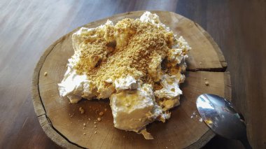 Masanın üzerine krem tatlı