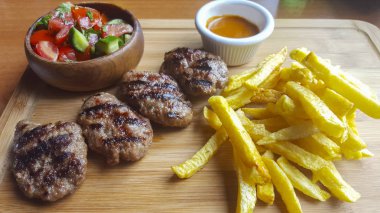 Türk köfte sebze ve patates kızartması ile servis
