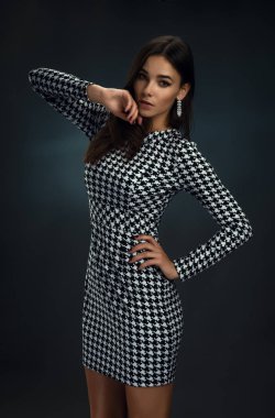 Siyah ve beyaz elbiseli güzel esmer kız