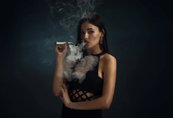 Elektronik Sigara İçilmeyen bir siyah elbise seksi kız