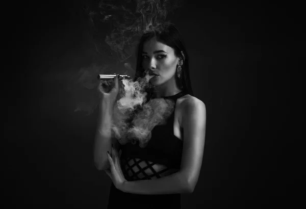 Elektronik Sigara İçilmeyen bir siyah elbise seksi kız