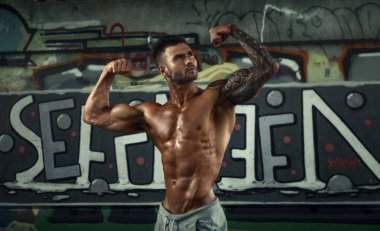 Erkekler fiziksel. Şampiyon. Vücut geliştirmeci.