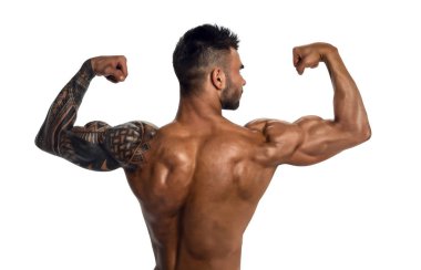 Erkekler fiziksel. Şampiyon. Vücut geliştiricisi. Beyaz arka plan.