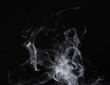 Siyah bir arka plan üzerinde duman. Ekran harmanlama modu