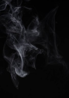 Siyah bir arka plan üzerinde duman. Ekran harmanlama modu