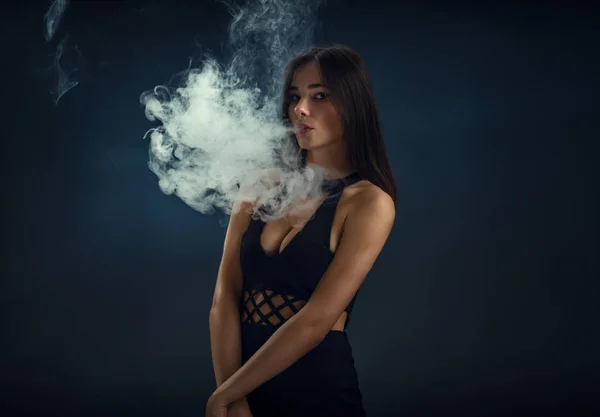 Elektronik Sigara İçilmeyen bir siyah elbise seksi kız