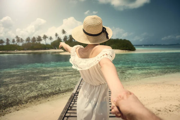 Sigam-me. Menina de vestido branco na ponte. Maldivas. Trópicos. Oceano . — Fotografia de Stock