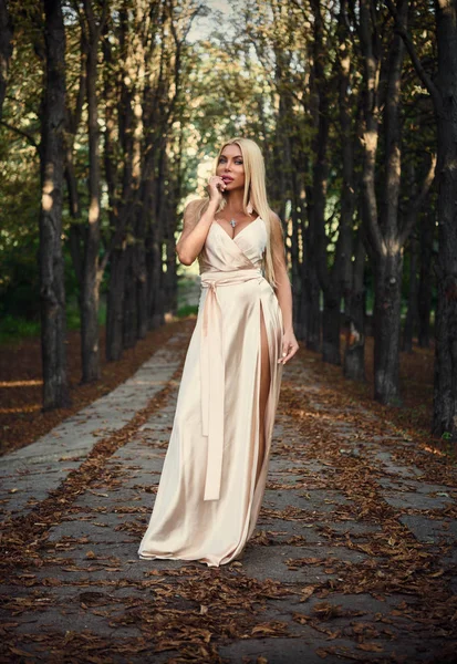 Menina em um vestido longo no parque. Loira. Verão . — Fotografia de Stock