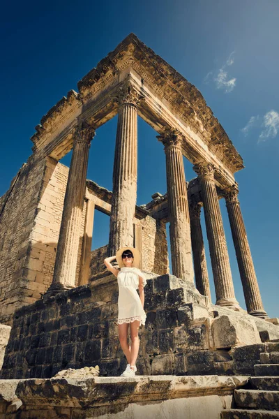 Menina em um vestido em ruínas. Capitólio. Viagens, férias. Tunísia, Dougga . — Fotografia de Stock