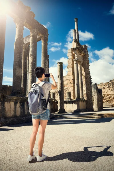 Kız telefon Harabeleri Fotoğraf çekme. Yolculuk. Tunus, Thugga. — Stok fotoğraf