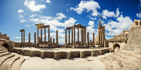 O Teatro Romano. Tunísia, Dougga. Ruínas, arquitectura romana. Viagens, África . — Fotografia de Stock