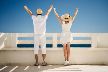 Denizde bir adam ve beyaz elbiseli bir kız arıyoruz. Eller yukarı. Seyahat, dinlenme, tatil. Tunus.