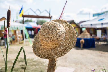 Sorochinsky Fuarı. Mirgorod. Hasır şapka sopa.