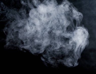 Beyaz Siyah bir arka plan üzerinde duman. Ekran harmanlama modu.