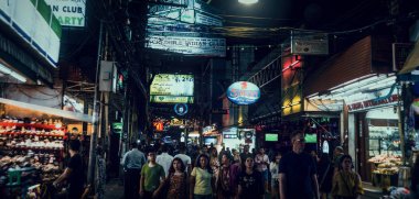 Street yürüyüş, birçok Pattaya yürüyen insan akşam. Geceleri Tayland'da yürümek.