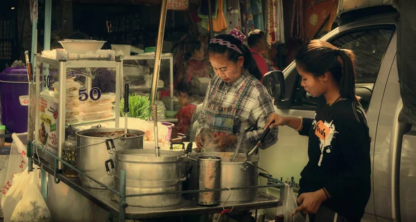 唐人街的街头食物 曼谷的唐人街 妇女在街上做饭快餐 泰国2019 — 图库照片
