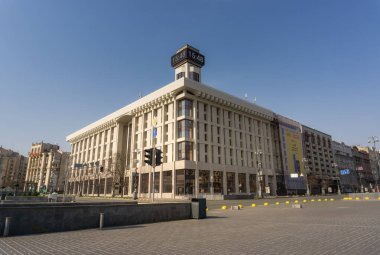 Şehrin çok büyük bir manzarası. COVID-19 salgını sırasında Kiev 'deki Bağımsızlık Meydanı' nda. Kiev 'in merkezinde insanlar olmadan. 29 / 03 / 2020. Salgın sırasında Ukrayna 'nın merkez meydanı. Maydan Nezalezhnosti.