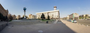 Şehrin çok büyük bir manzarası. COVID-19 salgını sırasında Kiev 'deki Bağımsızlık Meydanı' nda. Kiev 'in merkezinde insanlar olmadan. 29 / 03 / 2020. Salgın sırasında Ukrayna 'nın merkez meydanı. Maydan Nezalezhnosti.