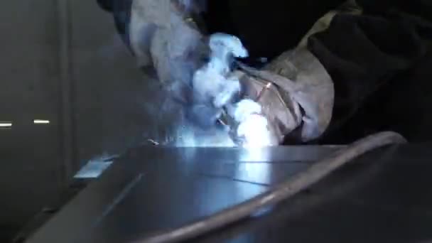 Man with semiautomatic welding — Stock Video