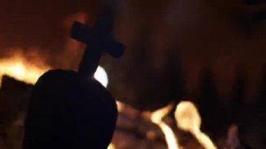 Mezarı üzerine ateş