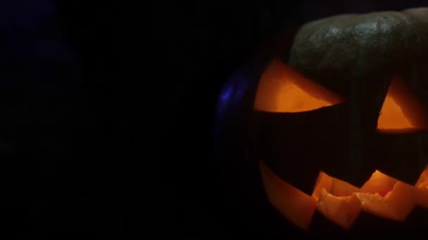 Citrouille d'Halloween en feu — Video