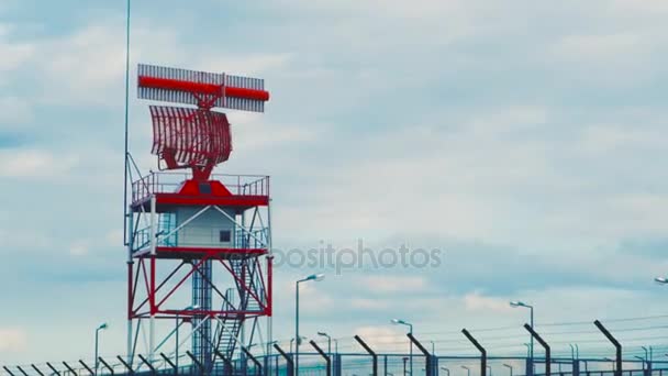 De luchthaven radar bewaakt het luchtruim — Stockvideo