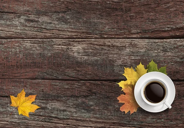 Gula blad och en kopp te eller kaffe på trä bakgrund Royaltyfria Stockfoton