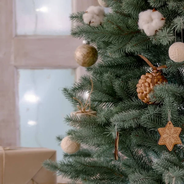 Bela árvore de Natal e decorações de Natal. Feliz ano novo decoração — Fotografia de Stock