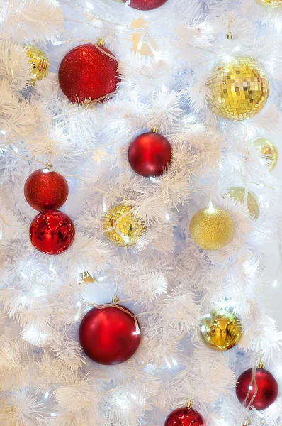 Karácsonyi Piros Labdát Karácsonyi Dekoráció Karácsonyfa Boldog Évet Jogdíjmentes Stock Képek