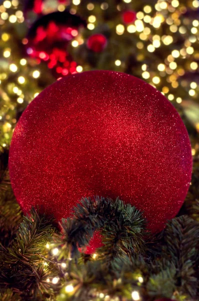Κόκκινη Χριστουγεννιάτικη Μπάλα Χριστουγεννιάτικη Διακόσμηση Χριστουγεννιάτικο Δέντρο Ευτυχισμένος Καινούριος Χρόνος Φωτογραφία Αρχείου