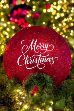 Güzel Noel ağacı ve Noel süsleri. Mutlu yeni yıl dekorasyon. Noel arka plan. Christmas kırmızı top. Noel dekorasyonu. Noel ağacı. Yeni Yılınız Kutlu Olsun