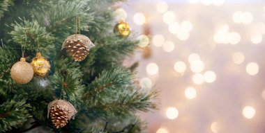 Güzel Noel ağacı ve Noel süsleri. Mutlu yeni yıl dekorasyon. Noel arka plan. Christmas kırmızı top. Noel dekorasyonu. Noel ağacı. Yeni Yılınız Kutlu Olsun