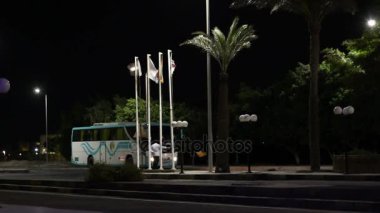 Beyaz bir ceket bir adam, eve gitmek için yolda arabayı durdurmaya çalışır. Mutfak alt gece zamanında otostop gitmek istiyor.